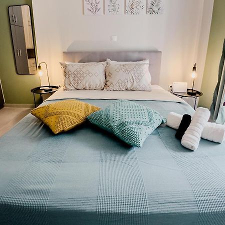 Metro Chic Haven: Modernized Urban Studio Near The Tram เอเธนส์ ภายนอก รูปภาพ