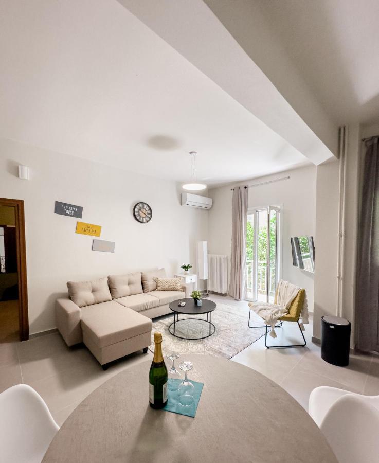 Metro Chic Haven: Modernized Urban Studio Near The Tram เอเธนส์ ภายนอก รูปภาพ