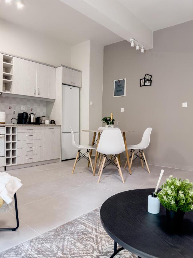 Metro Chic Haven: Modernized Urban Studio Near The Tram เอเธนส์ ภายนอก รูปภาพ