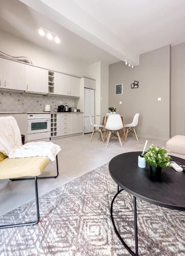 Metro Chic Haven: Modernized Urban Studio Near The Tram เอเธนส์ ภายนอก รูปภาพ
