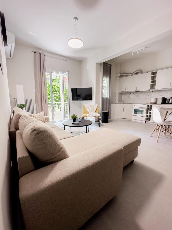 Metro Chic Haven: Modernized Urban Studio Near The Tram เอเธนส์ ภายนอก รูปภาพ