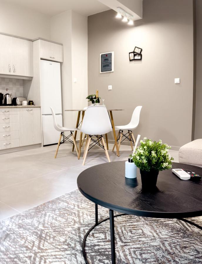 Metro Chic Haven: Modernized Urban Studio Near The Tram เอเธนส์ ภายนอก รูปภาพ