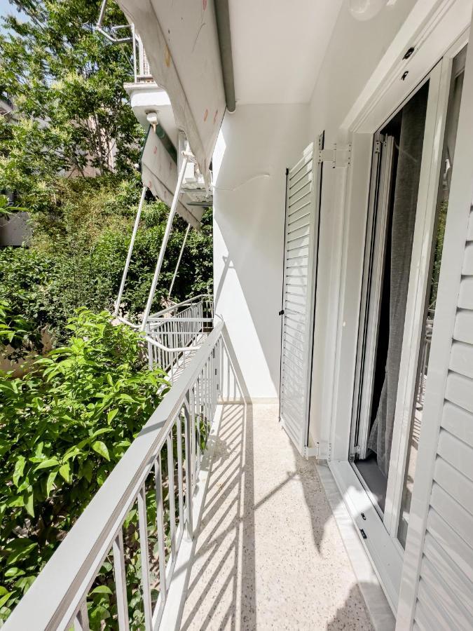 Metro Chic Haven: Modernized Urban Studio Near The Tram เอเธนส์ ภายนอก รูปภาพ