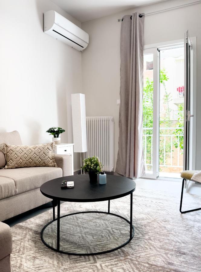 Metro Chic Haven: Modernized Urban Studio Near The Tram เอเธนส์ ภายนอก รูปภาพ
