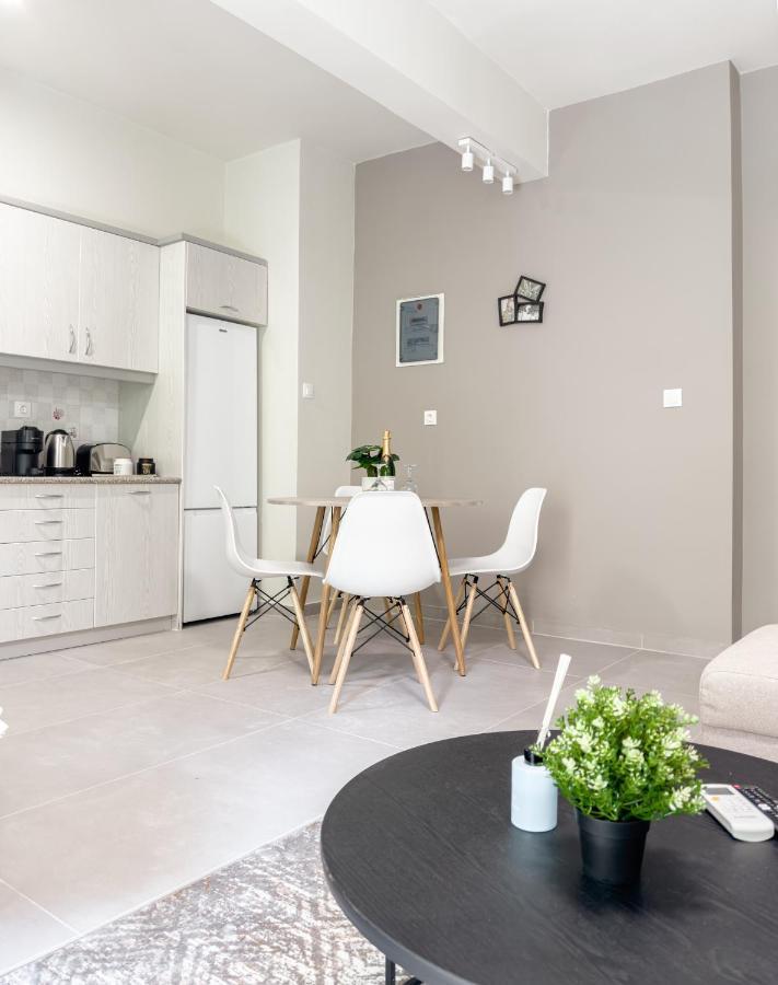 Metro Chic Haven: Modernized Urban Studio Near The Tram เอเธนส์ ภายนอก รูปภาพ