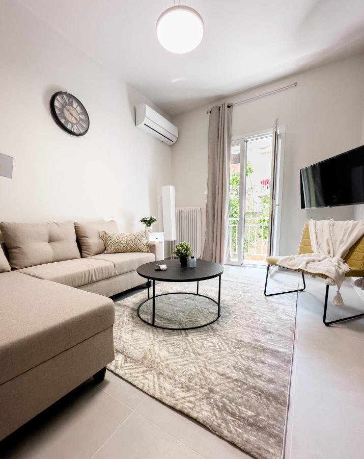 Metro Chic Haven: Modernized Urban Studio Near The Tram เอเธนส์ ภายนอก รูปภาพ