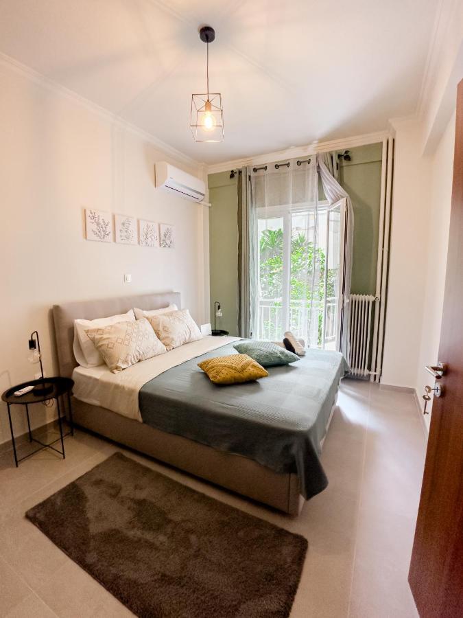 Metro Chic Haven: Modernized Urban Studio Near The Tram เอเธนส์ ภายนอก รูปภาพ
