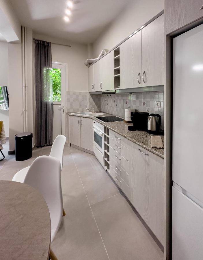 Metro Chic Haven: Modernized Urban Studio Near The Tram เอเธนส์ ภายนอก รูปภาพ