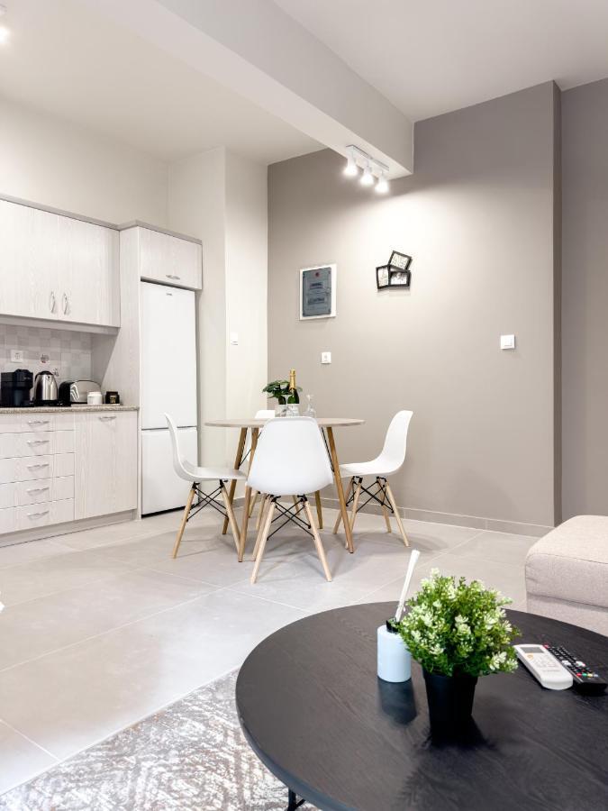 Metro Chic Haven: Modernized Urban Studio Near The Tram เอเธนส์ ภายนอก รูปภาพ