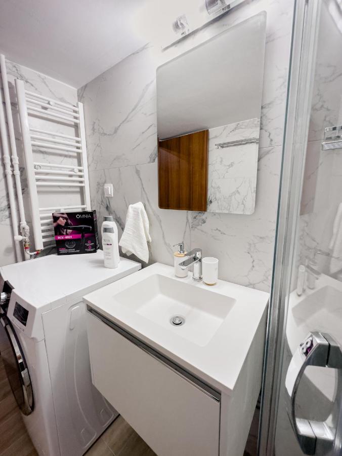 Metro Chic Haven: Modernized Urban Studio Near The Tram เอเธนส์ ภายนอก รูปภาพ