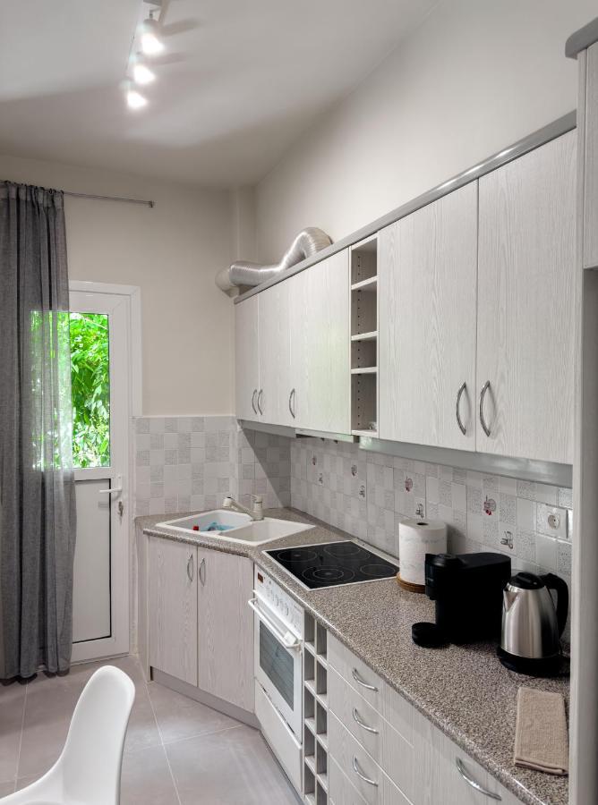 Metro Chic Haven: Modernized Urban Studio Near The Tram เอเธนส์ ภายนอก รูปภาพ