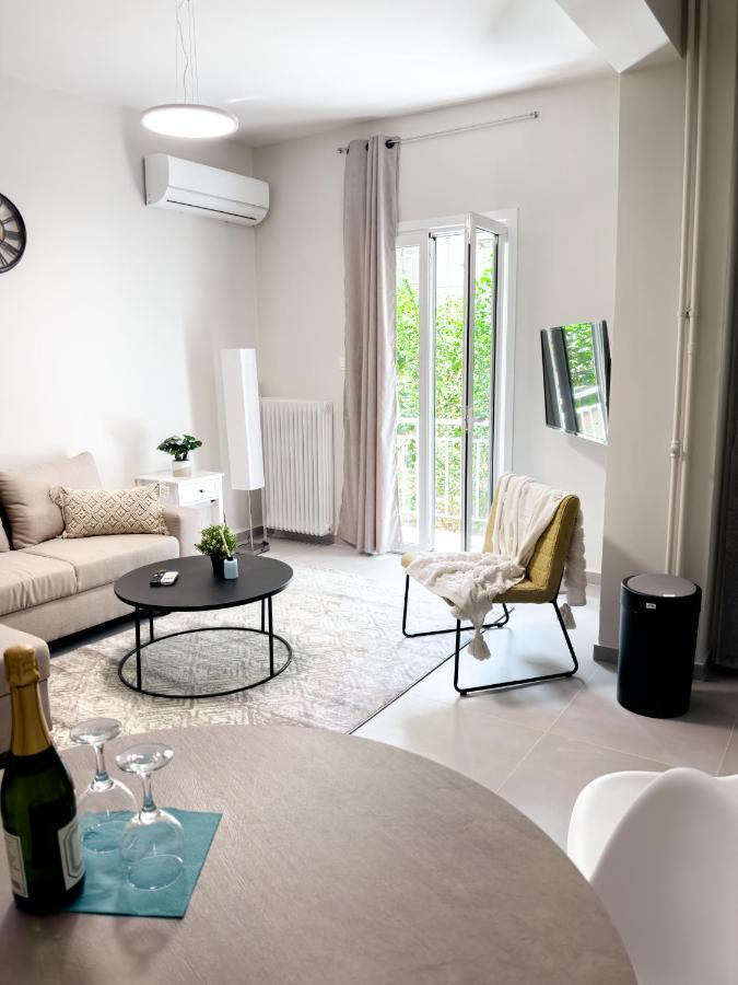 Metro Chic Haven: Modernized Urban Studio Near The Tram เอเธนส์ ภายนอก รูปภาพ